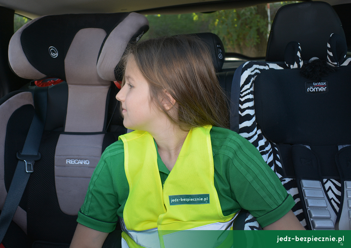 Bezpieczeństwo dzieci - Dwa foteliki i troje dzieci podróżujących na kanapie - Renault Kadjar facelifting 2018